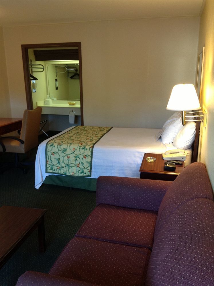 Astoria Hotel Danville North Екстер'єр фото
